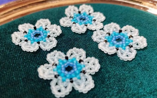 9月28日，手工活兼職招聘信息，在家做串珠手工項(xiàng)目掙錢(qián)，開(kāi)飾品加工廠，中秋團(tuán)圓、休閑還能掙錢(qián)，在手工之家只需要這么干，圖為飾品類串珠純手工產(chǎn)品剪影