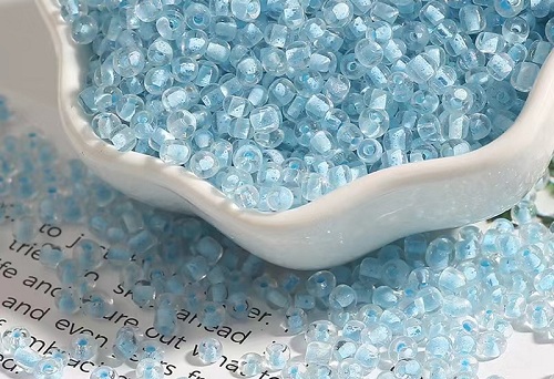 9月30日，哪里可以做手工活兼職，手工項(xiàng)目拿回家做，開飾品加工廠，在手工之家，大家選擇這里因?yàn)槭杖牒谩⒂斜Ｕ?，圖為串珠純手工繡珠材料剪影