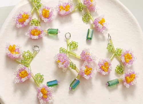 10月2日，手工活兼職是真的嗎，拿回家做的手工項目，可以開飾品加工廠的純手工，讓大家收入好，是大家選擇手工之家的重要原因，圖為飾品類串珠純手工產(chǎn)品剪影