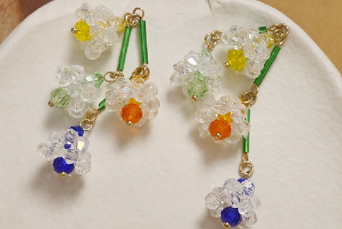 10月2日，手工活兼職是真的嗎，拿回家做的手工項目，可以開飾品加工廠的純手工，讓大家收入好，是大家選擇手工之家的重要原因，圖為飾品類串珠純手工產(chǎn)品剪影