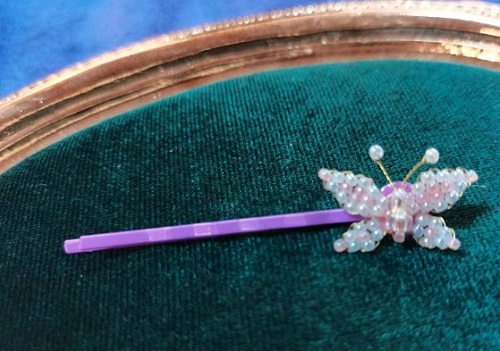 10月3日，兼職手工活可以帶回家做，開飾品加工廠，靈活就業(yè)創(chuàng)業(yè)，手工之家專心專注，手工項(xiàng)目能滿足合作者的需要，圖為飾品類串珠純手工產(chǎn)品剪影