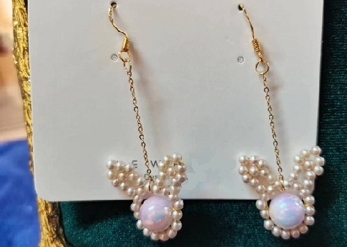 10月4日，外發(fā)手工領回家做，開飾品加工廠，在家做手工掙錢，大家是怎么找到手工之家合作的，圖為飾品類串珠純手工產品剪影