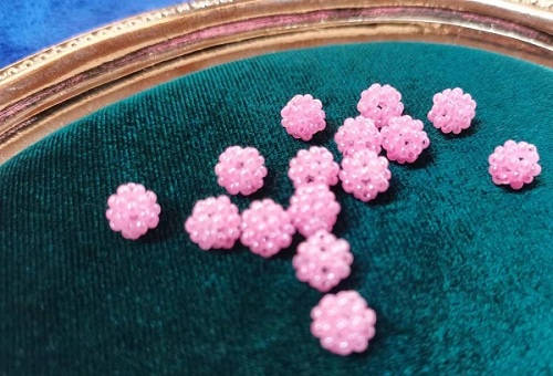 10月5日，手工活外發(fā)一手貨源，開飾品加工廠，居家副業(yè)掙錢，手工之家的純手工實現(xiàn)大家靈活自由的就業(yè)創(chuàng)業(yè)夢想，圖為飾品類串珠純手工產(chǎn)品剪影