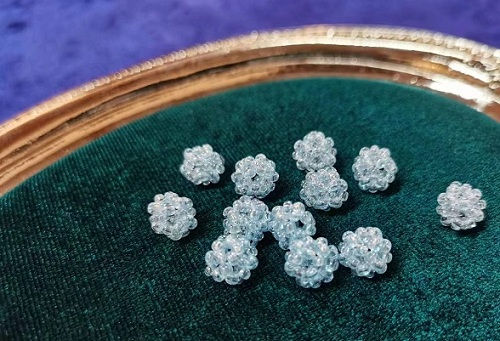 10月5日，手工活外發(fā)一手貨源，開飾品加工廠，居家副業(yè)掙錢，手工之家的純手工實現(xiàn)大家靈活自由的就業(yè)創(chuàng)業(yè)夢想，圖為飾品類串珠純手工產(chǎn)品剪影