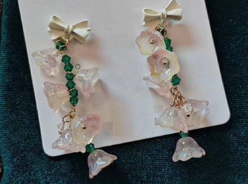 10月6日，手工活外發(fā)加工正規(guī)廠家直接發(fā)貨，開飾品加工廠，在家做的手工，在手工之家，手工發(fā)展有前景，圖為飾品類串珠純手工產(chǎn)品剪影