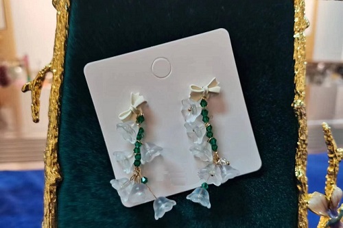 10月6日，手工活外發(fā)加工正規(guī)廠家直接發(fā)貨，開飾品加工廠，在家做的手工，在手工之家，手工發(fā)展有前景，圖為飾品類串珠純手工產(chǎn)品剪影