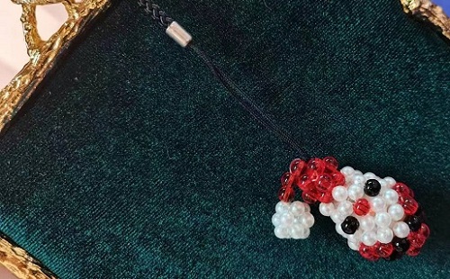 10月7日，手工活拿回家做在哪里找，靈活就業(yè)創(chuàng)業(yè)，開飾品加工廠，手工之家各方面的服務(wù)都讓大家放心，圖為串珠米珠繡手工產(chǎn)品剪影