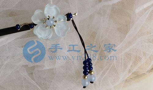 10月8日，手工活接單平臺(tái)，靈活就業(yè)的手工，開飾品加工廠，選擇手工之家的人越來越多，都做什么掙錢，圖為串珠米珠繡手工產(chǎn)品剪影