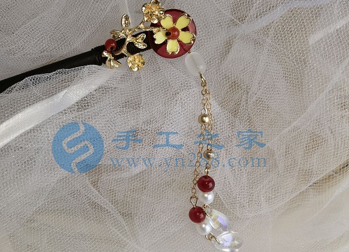 10月8日，手工活接單平臺(tái)，靈活就業(yè)的手工，開飾品加工廠，選擇手工之家的人越來越多，都做什么掙錢，圖為串珠米珠繡手工產(chǎn)品剪影