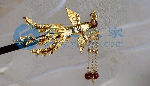 10月8日，手工活接單平臺(tái)，靈活就業(yè)的手工，開飾品加工廠，選擇手工之家的人越來越多，都做什么掙錢，圖為串珠米珠繡手工產(chǎn)品剪影