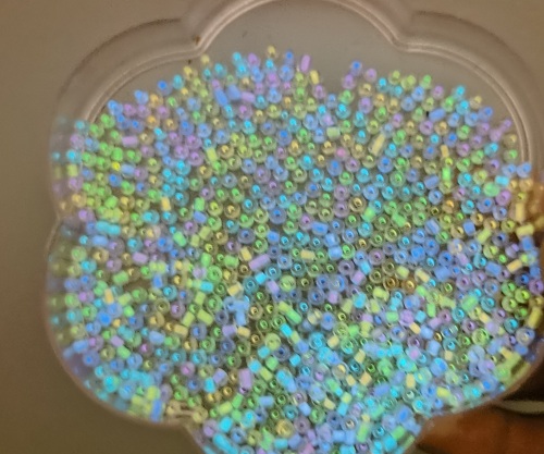 10月9日，手工活從哪里找廠家，想接正規(guī)廠家的手工項目，開飾品加工廠，手工之家的串珠純手工的優(yōu)缺點，圖為串珠手工材料珠子剪影