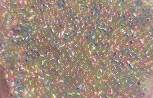 10月9日，手工活從哪里找廠家，想接正規(guī)廠家的手工項目，開飾品加工廠，手工之家的串珠純手工的優(yōu)缺點，圖為串珠手工材料珠子剪影