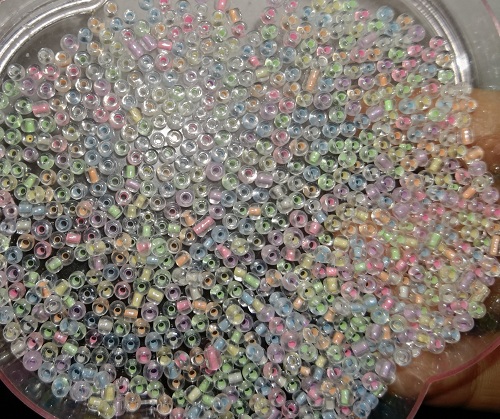 10月9日，手工活從哪里找廠家，想接正規(guī)廠家的手工項目，開飾品加工廠，手工之家的串珠純手工的優(yōu)缺點，圖為串珠手工材料珠子剪影