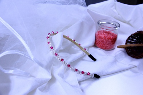 10月11日，在家兼職平臺正規(guī)的日結(jié)，開飾品加工廠，靈活就業(yè)創(chuàng)業(yè)，在手工之家，創(chuàng)新是重要的生產(chǎn)力，圖為串珠米珠繡手工產(chǎn)品剪影