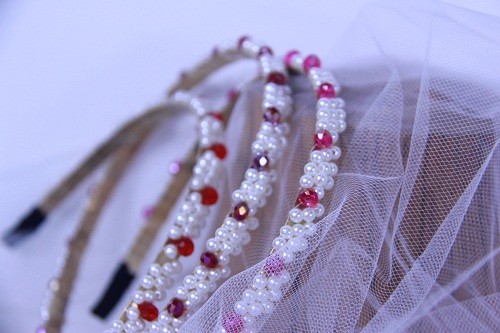 10月11日，在家兼職平臺正規(guī)的日結(jié)，開飾品加工廠，靈活就業(yè)創(chuàng)業(yè)，在手工之家，創(chuàng)新是重要的生產(chǎn)力，圖為串珠米珠繡手工產(chǎn)品剪影