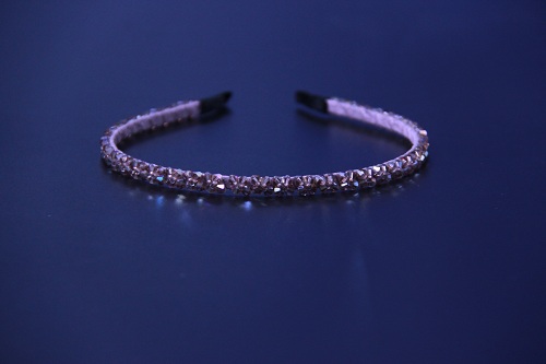 10月12日，外發(fā)手工活正規(guī)平臺，開飾品加工廠，在家做手工掙錢，選手工之家手工副業(yè)，讓人靈活增收，圖為串珠米珠繡手工產(chǎn)品剪影