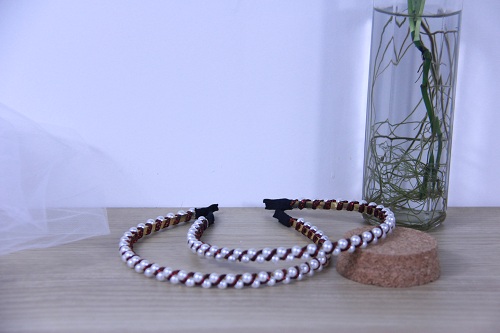 10月13日，在家能做的兼職正規(guī)，手工飾品加工廠掙錢，拿回家做的手工項目，手工之家沒有別的要求，大家都能做，圖為串珠米珠繡手工產(chǎn)品剪影