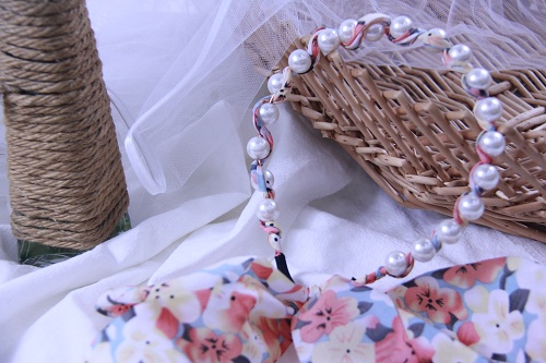 10月15日，附近有沒(méi)有兼職手工活，居家靈活就業(yè)的好副業(yè)，開(kāi)飾品加工廠，在手工之家找到大家都喜歡的純手工，圖為串珠純手工產(chǎn)品剪影