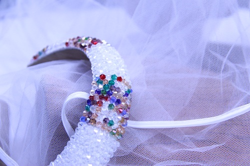 10月16日，手工活外發(fā)一手貨源，開飾品加工廠，在家兼職手工活掙錢，在手工之家，哪些方面收入好？圖為串珠米珠繡手工產(chǎn)品剪影