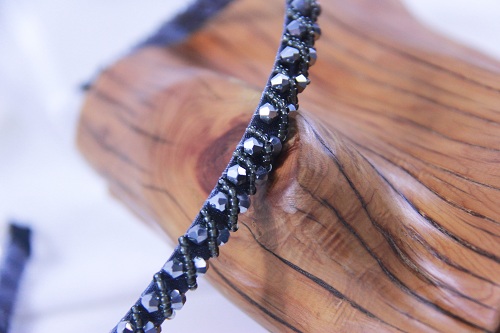 10月17日，手工活外發(fā)加工怎么找貨源，想接正規(guī)廠家的手工，開飾品加工廠，在手工之家，努力就有好收入，圖為串珠米珠繡手工產(chǎn)品剪影