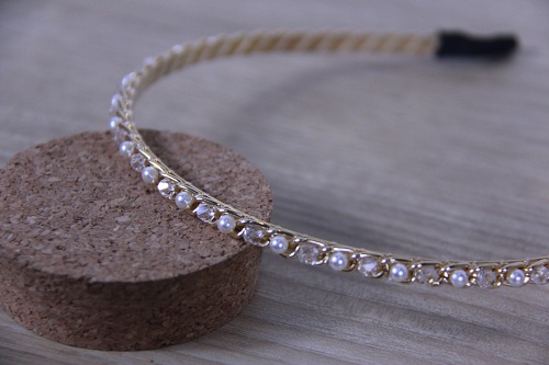 10月20日，兼職手工活可以帶回家做的，開飾品加工廠，居家手工項目，在手工之家，合作讓大家都滿意，圖為串珠米珠繡手工產(chǎn)品剪影