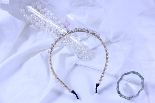 10月21日，手工活外發(fā)是真的嗎，開飾品加工廠，靈活就業(yè)做手工掙錢，在手工之家，想收入更多就要這樣做，圖為串珠米珠繡手工產(chǎn)品剪影