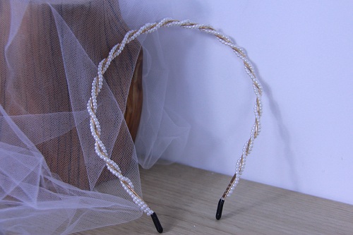 10月23日，在家里做什么可以掙錢，可以拿回家做的手工項目，開飾品加工廠，選手工之家各個方面都讓人放心，圖為串珠米珠繡純手工產品剪影