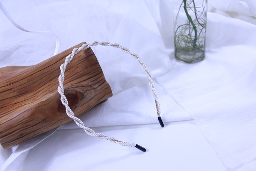 10月23日，在家里做什么可以掙錢，可以拿回家做的手工項目，開飾品加工廠，選手工之家各個方面都讓人放心，圖為串珠米珠繡純手工產品剪影