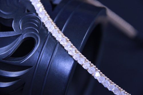 10月26日，外發(fā)手工活正規(guī)平臺，手工靈活就業(yè)創(chuàng)業(yè)，開飾品加工廠，手工之家對手工事業(yè)的堅持，收獲了大家的信任和支持，圖為串珠米珠繡手工產(chǎn)品剪影