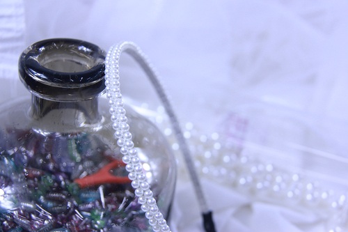 11月2日，外發(fā)手工領(lǐng)回家做，在家做手工副業(yè)掙錢，開飾品加工廠，拿回家做的手工項(xiàng)目，在手工之家都能感受到這里的誠(chéng)意，圖為串珠米珠繡手工產(chǎn)品剪影