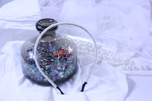 11月2日，外發(fā)手工領(lǐng)回家做，在家做手工副業(yè)掙錢，開飾品加工廠，拿回家做的手工項(xiàng)目，在手工之家都能感受到這里的誠(chéng)意，圖為串珠米珠繡手工產(chǎn)品剪影