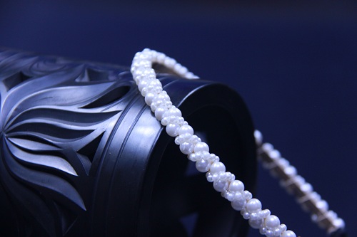 11月8日，手工活外發(fā)加工正規(guī)的廠家，開(kāi)飾品加工廠，靈活就業(yè)項(xiàng)目，與手工之家合作，信任來(lái)自于不斷地全面了解，圖為串珠純手工產(chǎn)品剪影