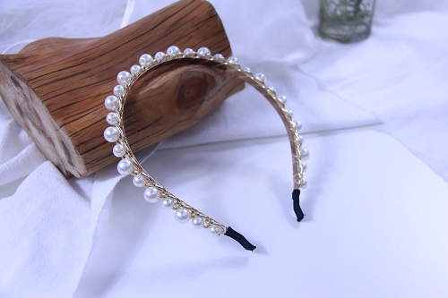 11月16日，外發(fā)手工領(lǐng)回家做，開(kāi)飾品加工廠，在家做手工副業(yè)掙錢，在手工之家,誠(chéng)信是大家信任和支持的基礎(chǔ)，圖為串珠米珠繡手工產(chǎn)品剪影