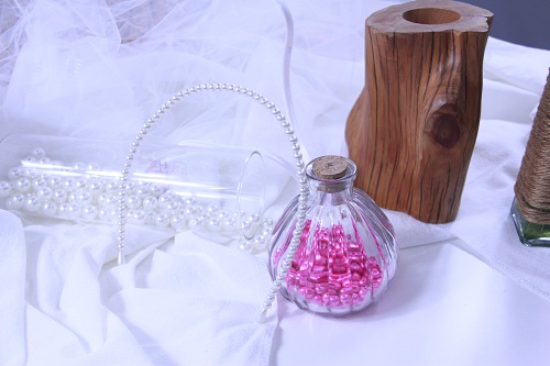 11月18日，手工活兼職可帶回家，手工靈活就業(yè)的好副業(yè)，開飾品加工廠，在手工之家，多勞多得是不變的準則，圖為串珠米珠繡手工產(chǎn)品剪影