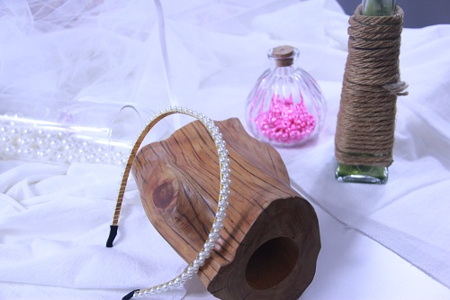 11月19日，可在家做的兼職手工活, 想接正規(guī)廠家的手工項(xiàng)目，開(kāi)飾品加工廠，在家通過(guò)手工靈活就業(yè)創(chuàng)業(yè)，手工之家讓大家了解這里的一切，圖為串珠米珠繡手工產(chǎn)品剪影