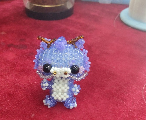 11月25日，手工活外發(fā)加工正規(guī)廠家直接發(fā)貨，手工靈活就業(yè)好選擇，開飾品加工廠，手工之家堅持創(chuàng)新促發(fā)展，圖為飾品類串珠手工產(chǎn)品剪影