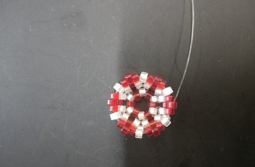 11月26日，在家怎么接手工活掙錢，在家做兼職的正規(guī)平臺，開飾品加工廠，喜歡串珠手工，串珠手工是手工之家與大家共同的事業(yè)，圖為飾品類串珠手工產(chǎn)品剪影