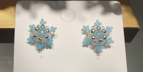 11月29日，手工活接單平臺，居家靈活就業(yè)好副業(yè)，開飾品加工廠，良好合作成就手工之家與合作人員共同的手工事業(yè)，圖為串珠米珠繡純手工產(chǎn)品剪影