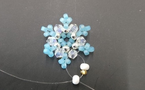 11月29日，手工活接單平臺，居家靈活就業(yè)好副業(yè)，開飾品加工廠，良好合作成就手工之家與合作人員共同的手工事業(yè)，圖為串珠米珠繡純手工產(chǎn)品剪影