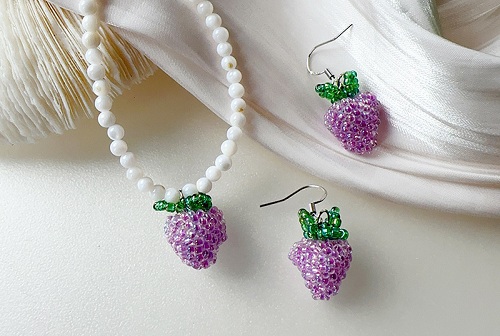 12月2日，在家能做的兼職正規(guī)，掙錢的副業(yè)，開飾品加工廠，在手工之家，合作人員是實(shí)實(shí)在在的收獲，圖為串珠米珠繡手工產(chǎn)品剪影