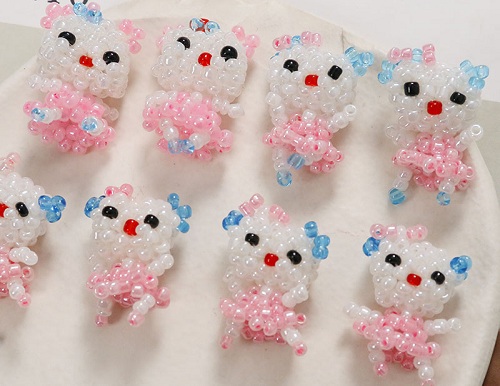 12月3日，外發(fā)手工活正規(guī)平臺，兼職手工在家可做，開飾品加工廠，在手工之家，來不來實(shí)地考察都一樣真實(shí)，圖為串珠米珠繡手工產(chǎn)品剪影