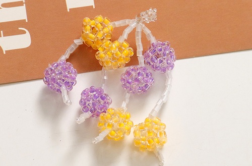 12月4日，在家可以做的兼職工作，在家手工靈活就業(yè)，開飾品加工廠，手工之家立足市場(chǎng)讓大家的收入更好，圖為串珠米珠繡手工產(chǎn)品剪影