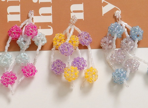 12月4日，在家可以做的兼職工作，在家手工靈活就業(yè)，開飾品加工廠，手工之家立足市場(chǎng)讓大家的收入更好，圖為串珠米珠繡手工產(chǎn)品剪影