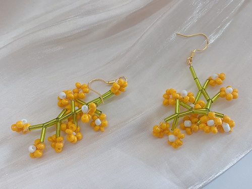 12月5日，兼職手工活可以帶回家做的，居家靈活就業(yè)好副業(yè)，開(kāi)飾品加工廠，做好服務(wù),是大家選擇手工之家的原因，圖為串珠米珠繡手工產(chǎn)品剪影