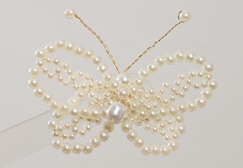 12月6日，在家兼職手工活，靈活就業(yè)創(chuàng)業(yè)手工副業(yè)，開飾品加工廠，與手工之家合作，安心在家通過純手工掙錢，圖為串珠米珠繡手工產(chǎn)品剪影