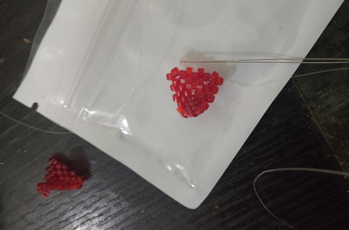 12月8日，外發(fā)加工接單平臺，靈活就業(yè)好手工項目，開飾品加工廠，在手工之家，產(chǎn)品和服務(wù)讓合作人員有底氣，圖為串珠米珠繡手工產(chǎn)品剪影