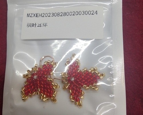 12月9日，在家做的手工活正規(guī)平臺，靈活就業(yè)好選擇，開飾品加工廠，與手工之家合作，做好計劃，更要做好當下，圖為串珠米珠繡手工產品剪影