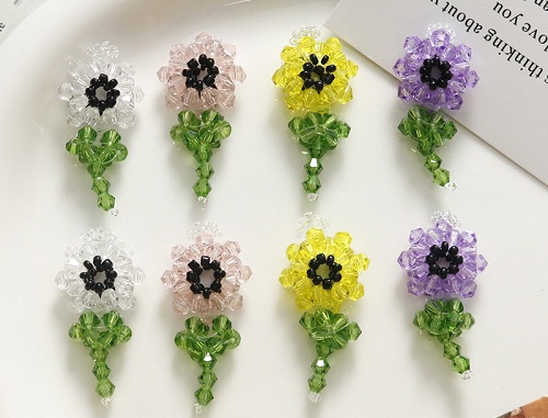 12月10日，手工活兼職是真的嗎？居家專兼職的好副業(yè)，開飾品加工廠，與手工之家合作，加工銷售都適合在家掙錢，圖為飾品類串珠手工產(chǎn)品剪影