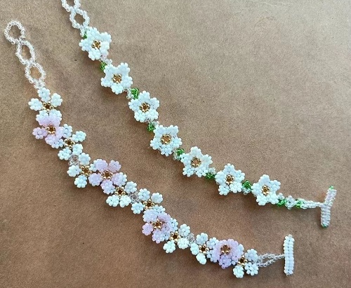 12月12日，手工活拿回家做，靈活就業(yè)居家掙錢，開飾品加工廠，在手工之家，堅(jiān)持做、收入好，圖為串珠米珠繡手工產(chǎn)品剪影