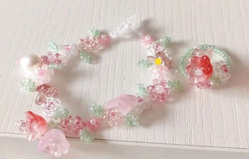 12月14日，手工活接單正規(guī)平臺(tái)，可靠的串珠手工，開飾品加工廠，在手工之家，貼心的服務(wù)就是個(gè)性化，圖為串珠米珠繡手工產(chǎn)品剪影